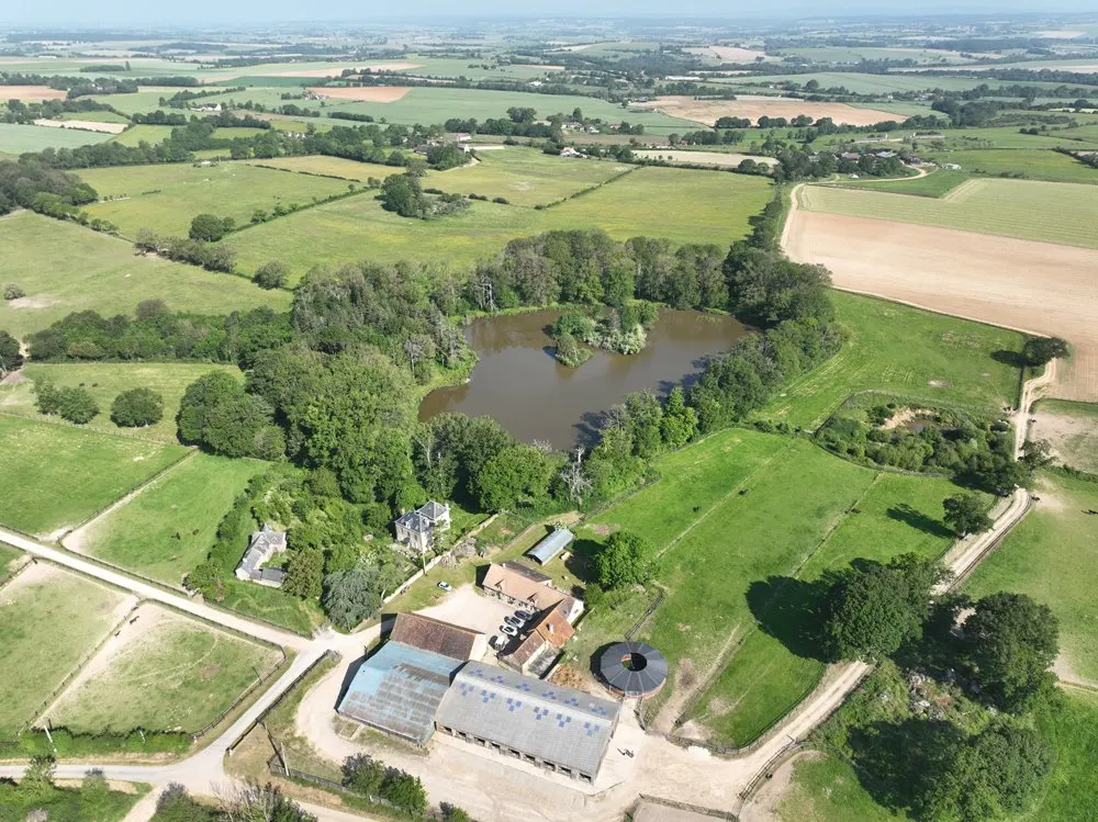 Le Domaine de l’Étang et son étang, vus du ciel